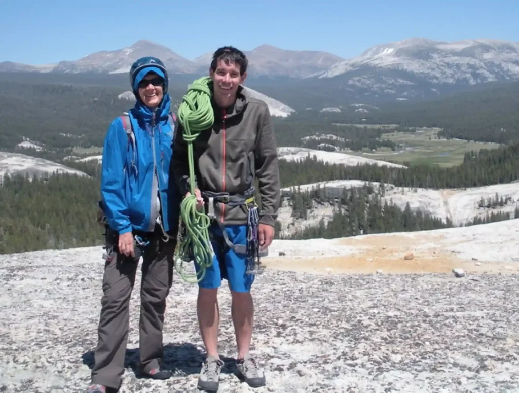 完整解析:Alex Honnold 攻略 101 與酋長岩的風險管理學 母親合照